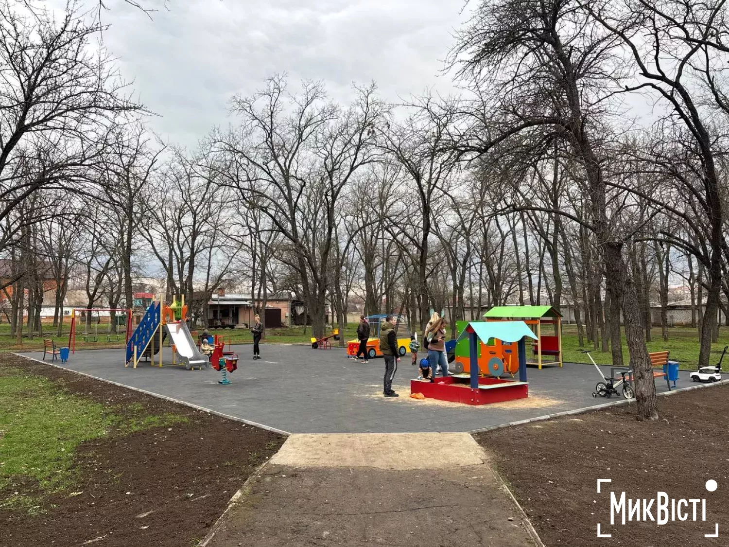 У Миколаєві лавки на майданчику прогинаються під дорослими. Фото: НикВести