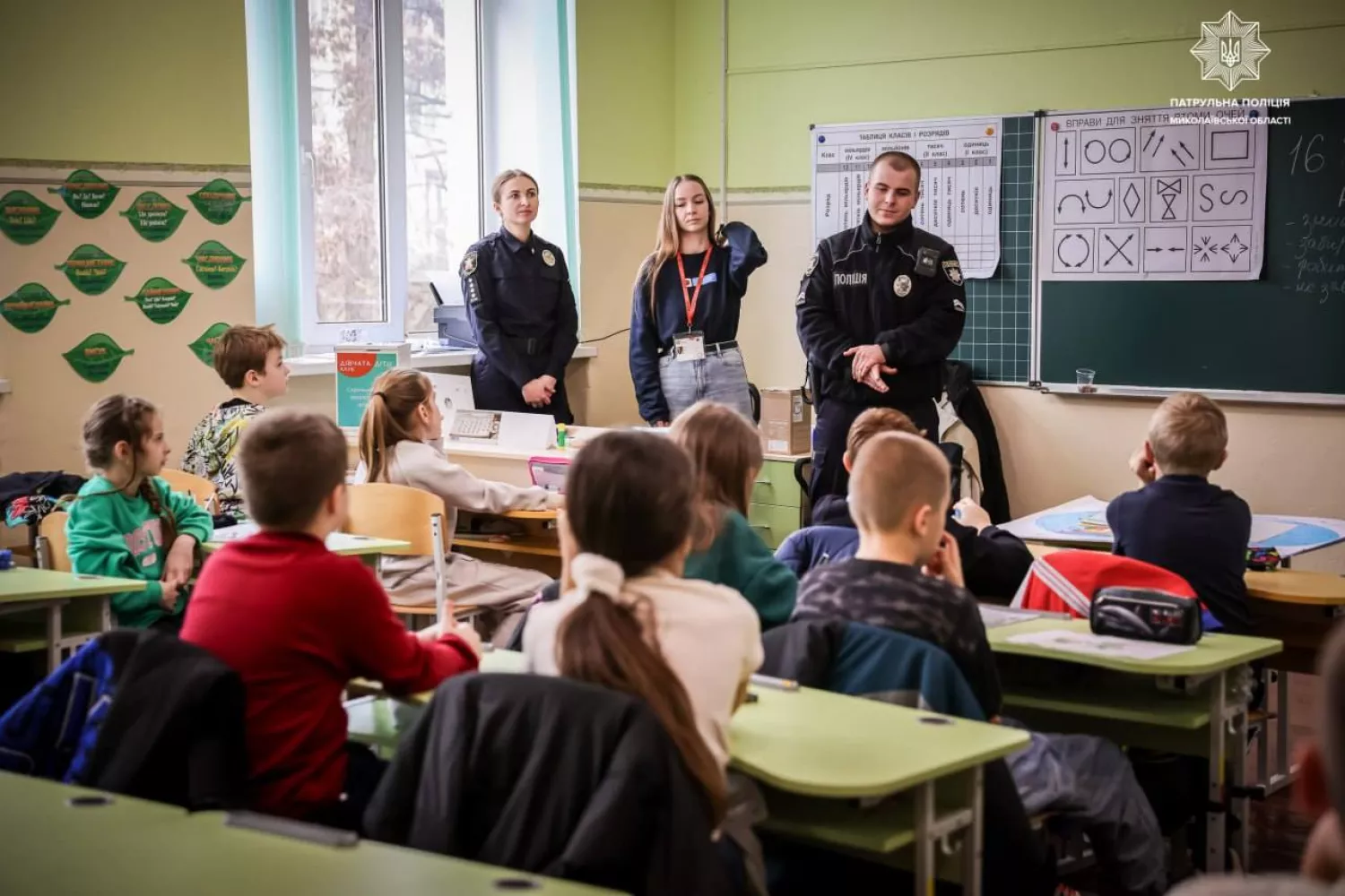 Інспектори відділу «Служба освітньої безпеки» проводять лекцію для учнів щодо протидії насильству. Фото: поліція Миколаївщини