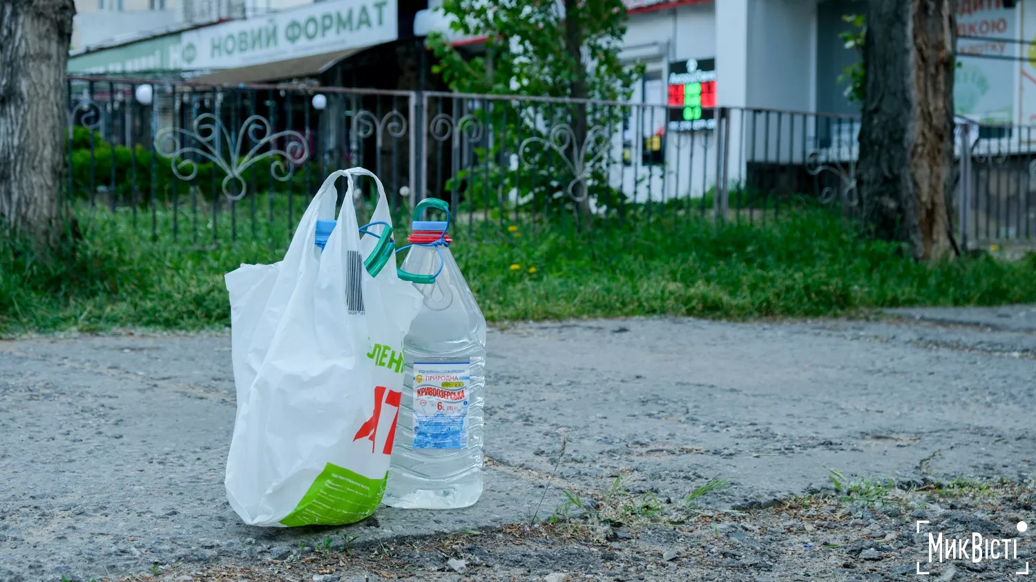 Баклажки з водою, які 73-річна мешканка Миколаєва перебіжками тягнула додому з тролейбусу-точки видачі води, травень 2025 року. Фото «НикВести»