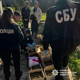 У Миколаєві поліція затримала групу осіб за продаж наркотиків. Фото: Поліції Миколаївської області