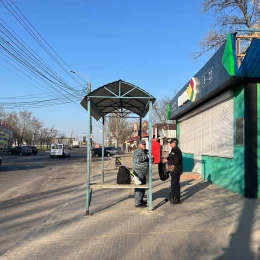 Територія біля колишньої будівлі дитячої музичної школи у мікрорайоні Варварівка, де планують зробити благоустрій, березень 2026 року, фото «НикВести»