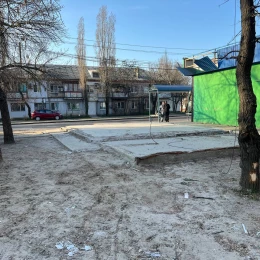 Територія біля колишньої будівлі дитячої музичної школи у мікрорайоні Варварівка, де планують зробити благоустрій, березень 2026 року, фото «НикВести»