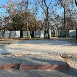 Територія біля колишньої будівлі дитячої музичної школи у мікрорайоні Варварівка, де планують зробити благоустрій, березень 2026 року, фото «НикВести»