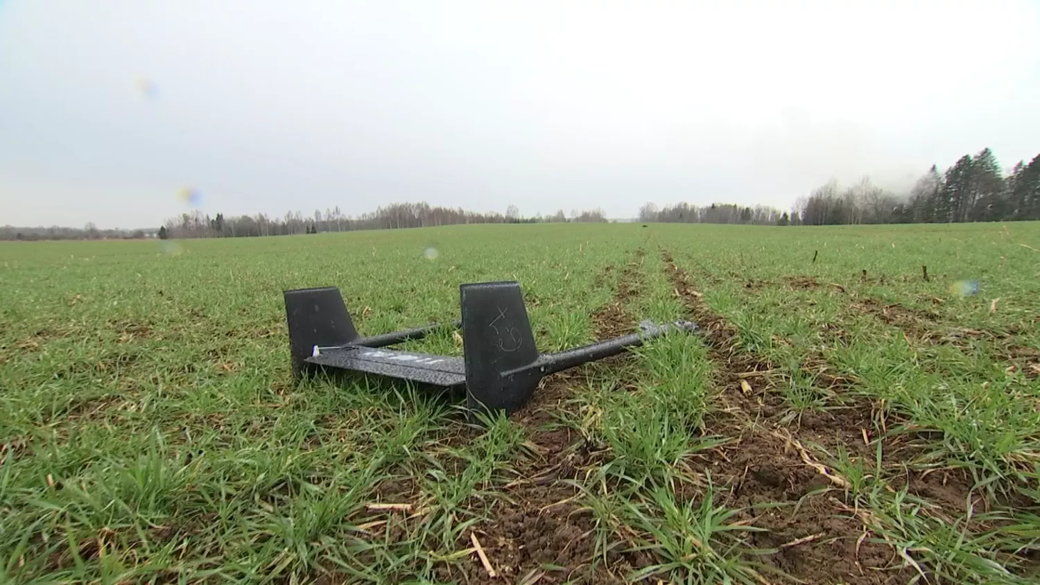 Уламки дрона, який залетів на територію Естонії. Фото: Heini Heinlaid, ERR