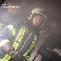 Рятувальники ліквідують наслідки обстрілу. Фото: ДСНС Миколаївщини