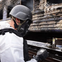 Рятувальники ліквідують наслідки обстрілу. Фото: ДСНС Миколаївщини