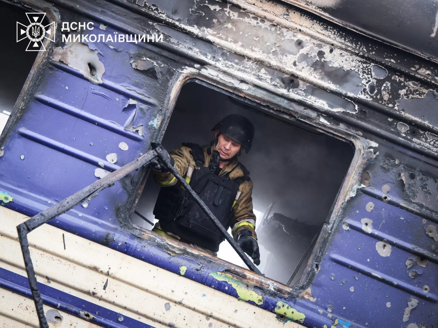 Рятувальники ліквідують наслідки обстрілу. Фото: ДСНС Миколаївщини