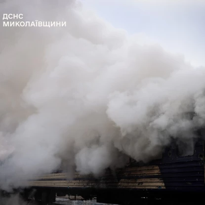 Рятувальники ліквідують наслідки обстрілу. Фото: ДСНС Миколаївщини