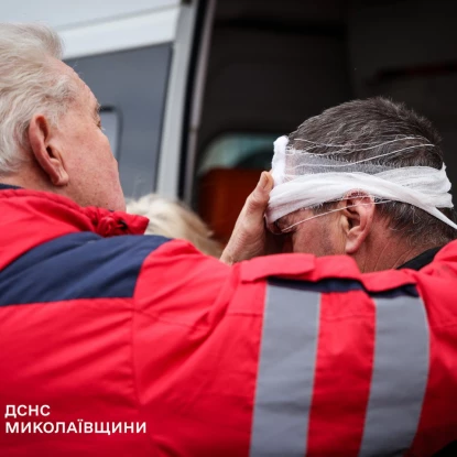 Рятувальники ліквідують наслідки обстрілу. Фото: ДСНС Миколаївщини