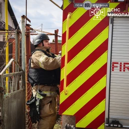 Ліквідація наслідків атаки на житловий сектор Миколаєва. Фото: ДСНС Миколаївщини
