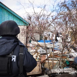 Ліквідація наслідків атаки на житловий сектор Миколаєва. Фото: ДСНС Миколаївщини