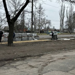 ДЖКГ Миколаєва продовжило термін будівництва тротуару на ПГУ до кінця квітня. Фото: МикВісті