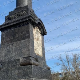 В Одесі пошкодили Олександрівську колону в парку Шевченка. Фото: Робимо вам нерви