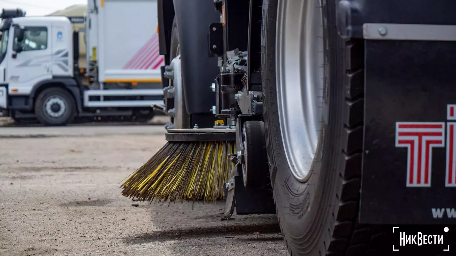 Техніка, яка прибирає вулиці місті. Фото: МикВісті