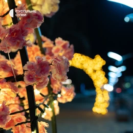 У Сумах на Театральній площі встановили весняні декорації з ілюмінацією. Фото: Суспільне. Суми