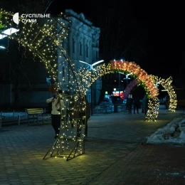 У Сумах на Театральній площі встановили весняні декорації з ілюмінацією. Фото: Суспільне. Суми