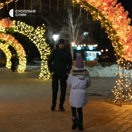 У Сумах на Театральній площі встановили весняні декорації з ілюмінацією. Фото: Суспільне. Суми