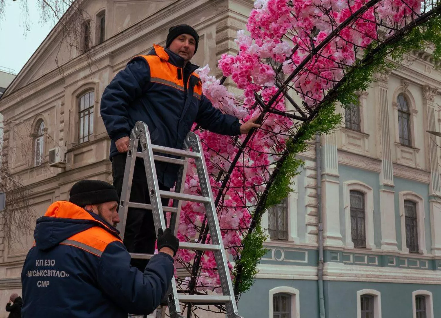 У Сумах на Театральній площі встановили весняні декорації з ілюмінацією. Фото: Суспільне. Суми