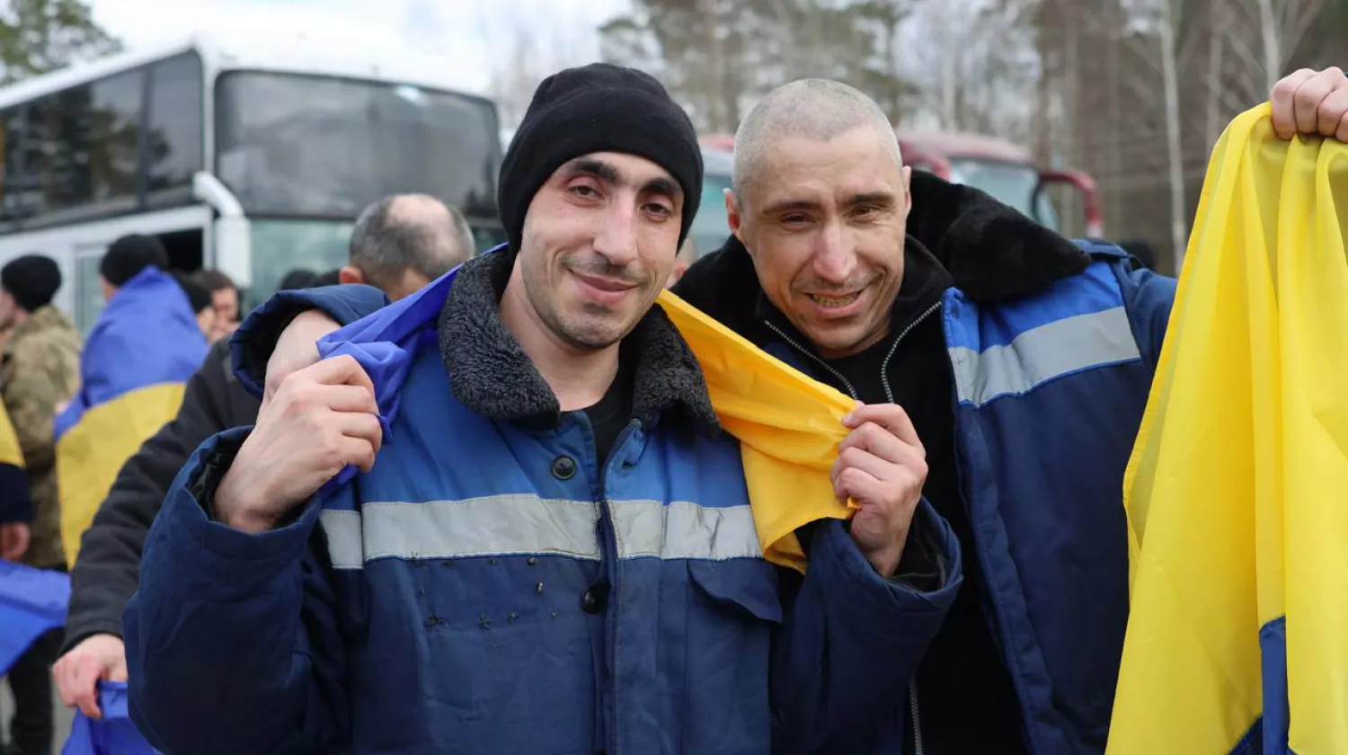 300 військових та двох цивільних повернули з російського полону до України. Фото: Офіс президента