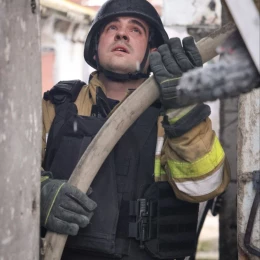 Через атаки російських дронів по Миколаєву постраждали троє людей. Фото: ДСНС