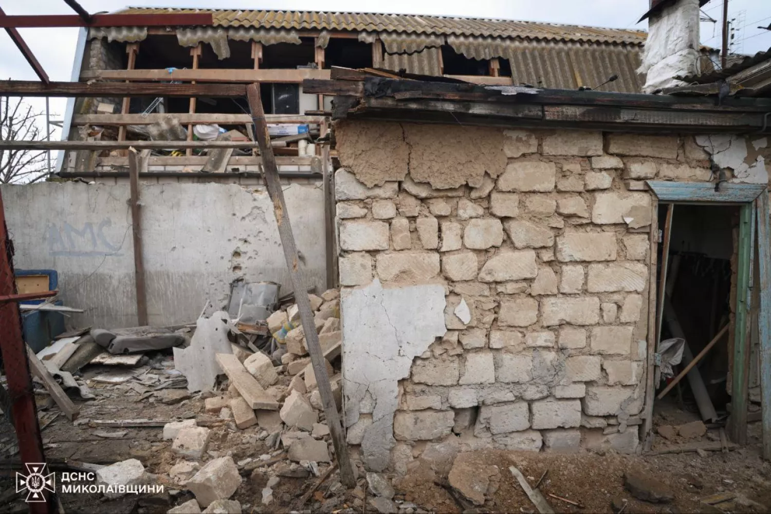 Через атаки російських дронів по Миколаєву постраждали троє людей. Фото: ДСНС