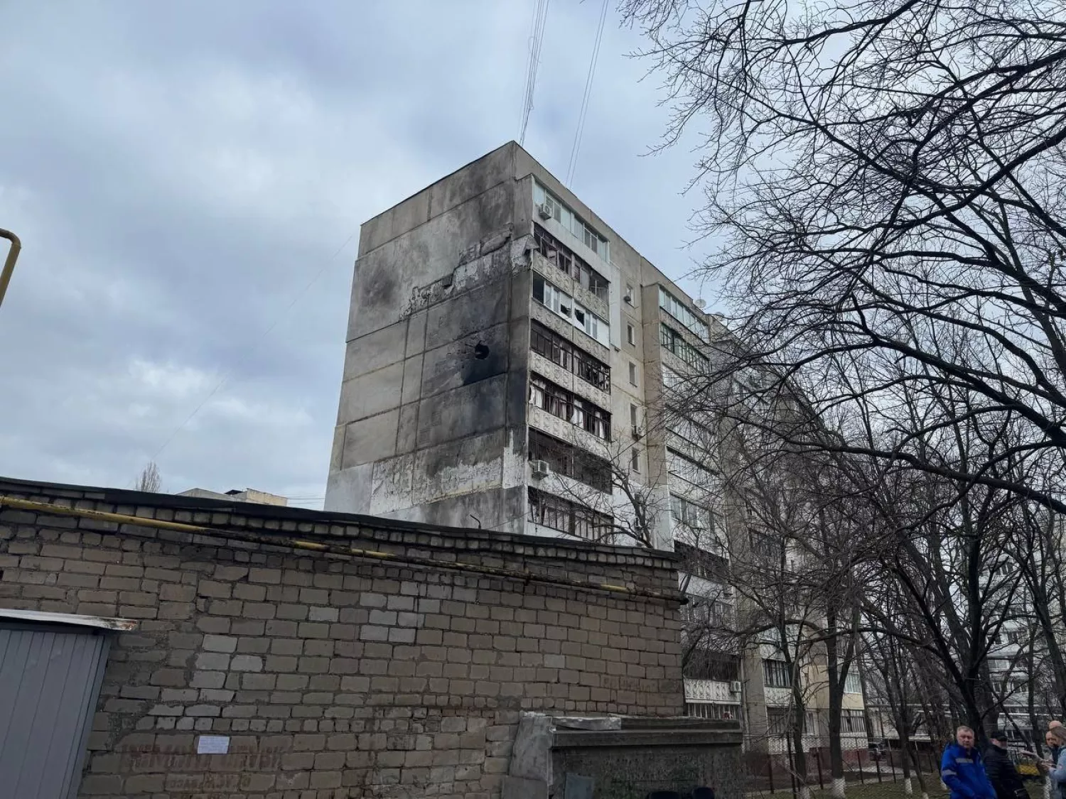 У Миколаєві ліквідовують наслідки російських атаки дронів. Фото: Миколаївська міська рада