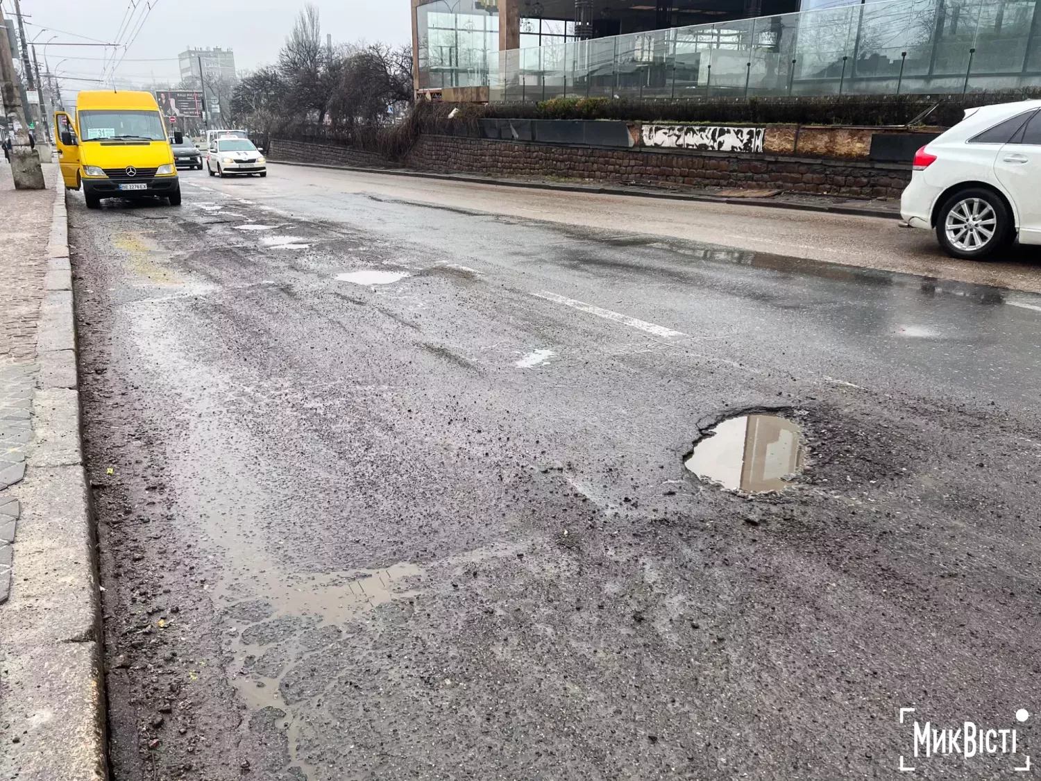 Стан дороги на Центральному проспекті у Миколаєві після того, як зійшов сніг. Фото: «НикВести»