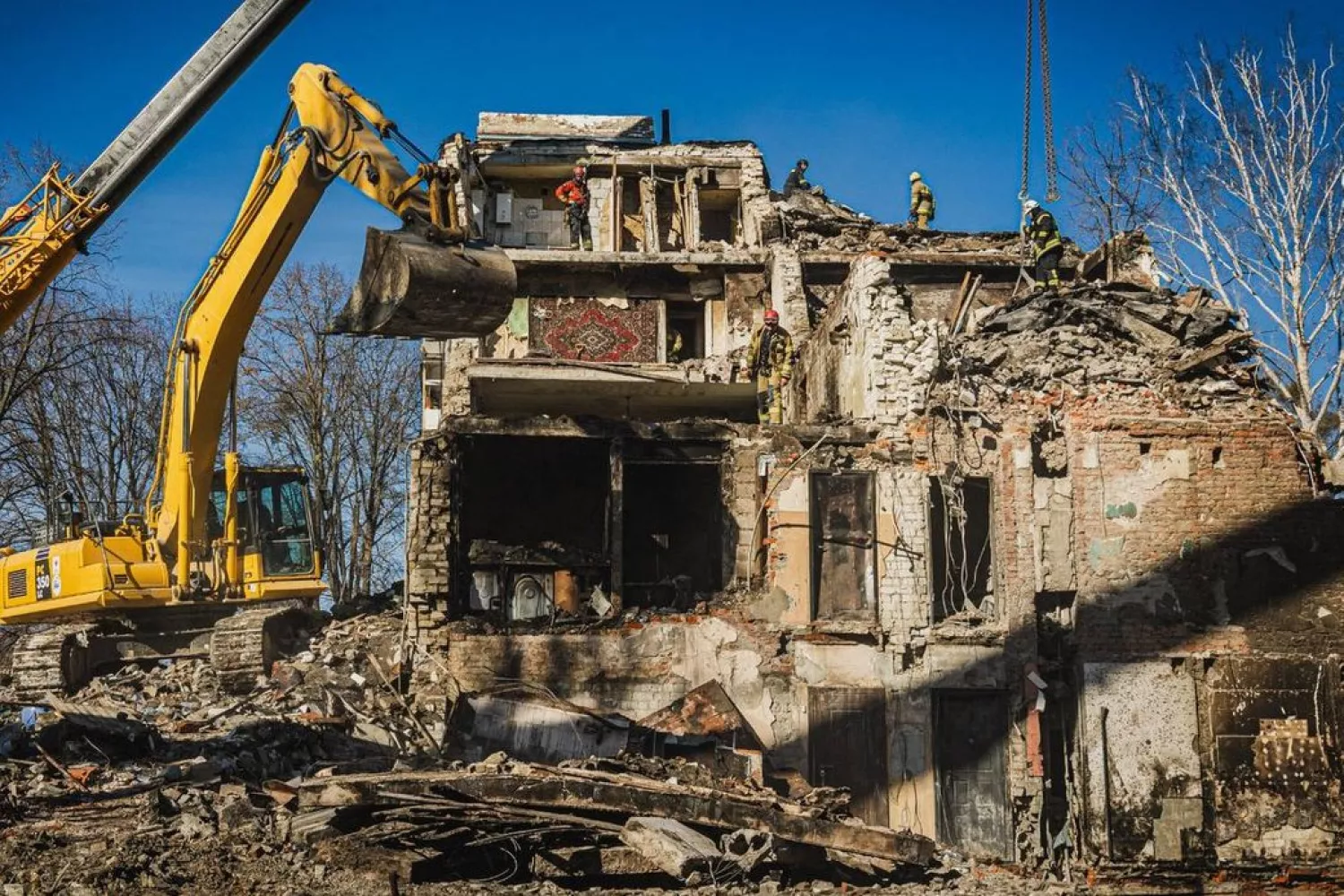 Розбір завалів на місці влучання російської ракети у багатоквартирний будинок у Київському районі Харкова, 9 березня 2026 року. Фото: ДСНС Харківщини