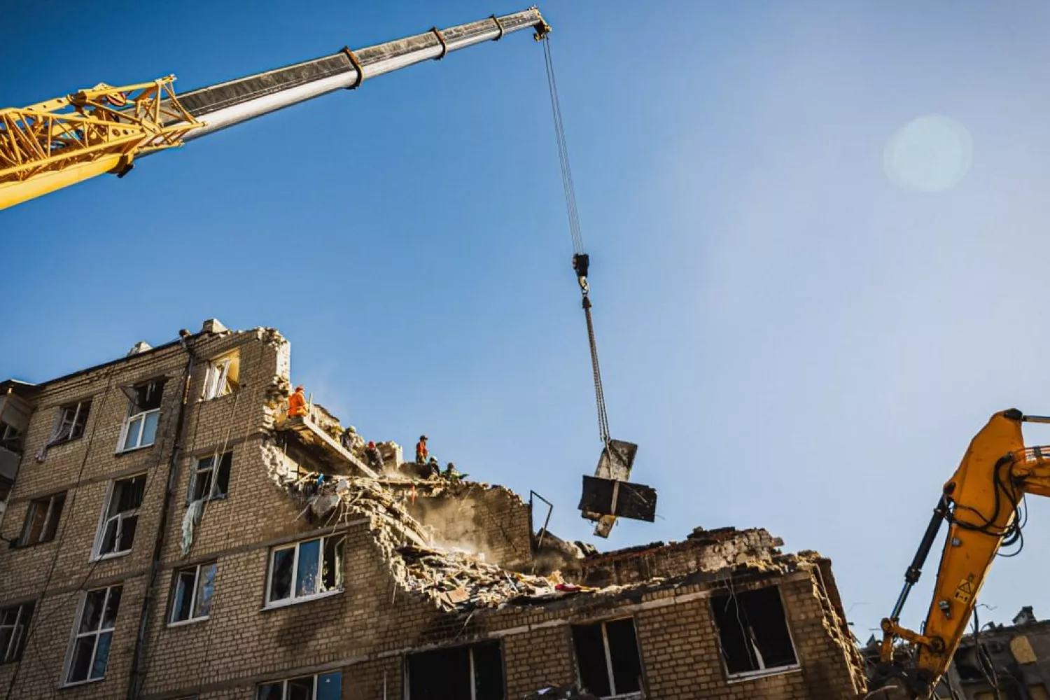 Розбір завалів на місці влучання російської ракети у багатоквартирний будинок у Київському районі Харкова, 9 березня 2026 року. Фото: ДСНС Харківщини