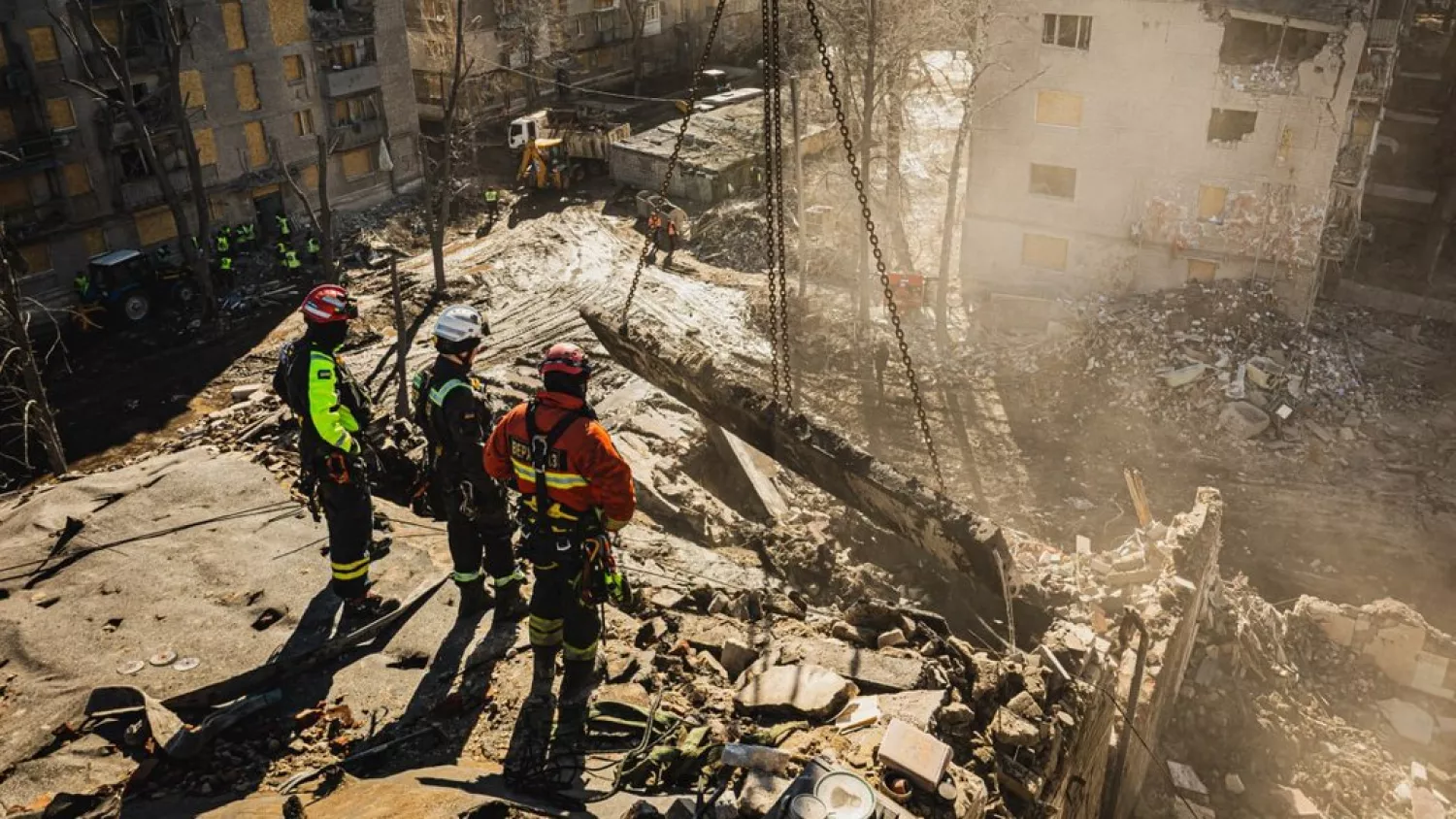 Розбір завалів на місці влучання російської ракети у багатоквартирний будинок у Київському районі Харкова, 9 березня 2026 року. Фото: ДСНС Харківщини