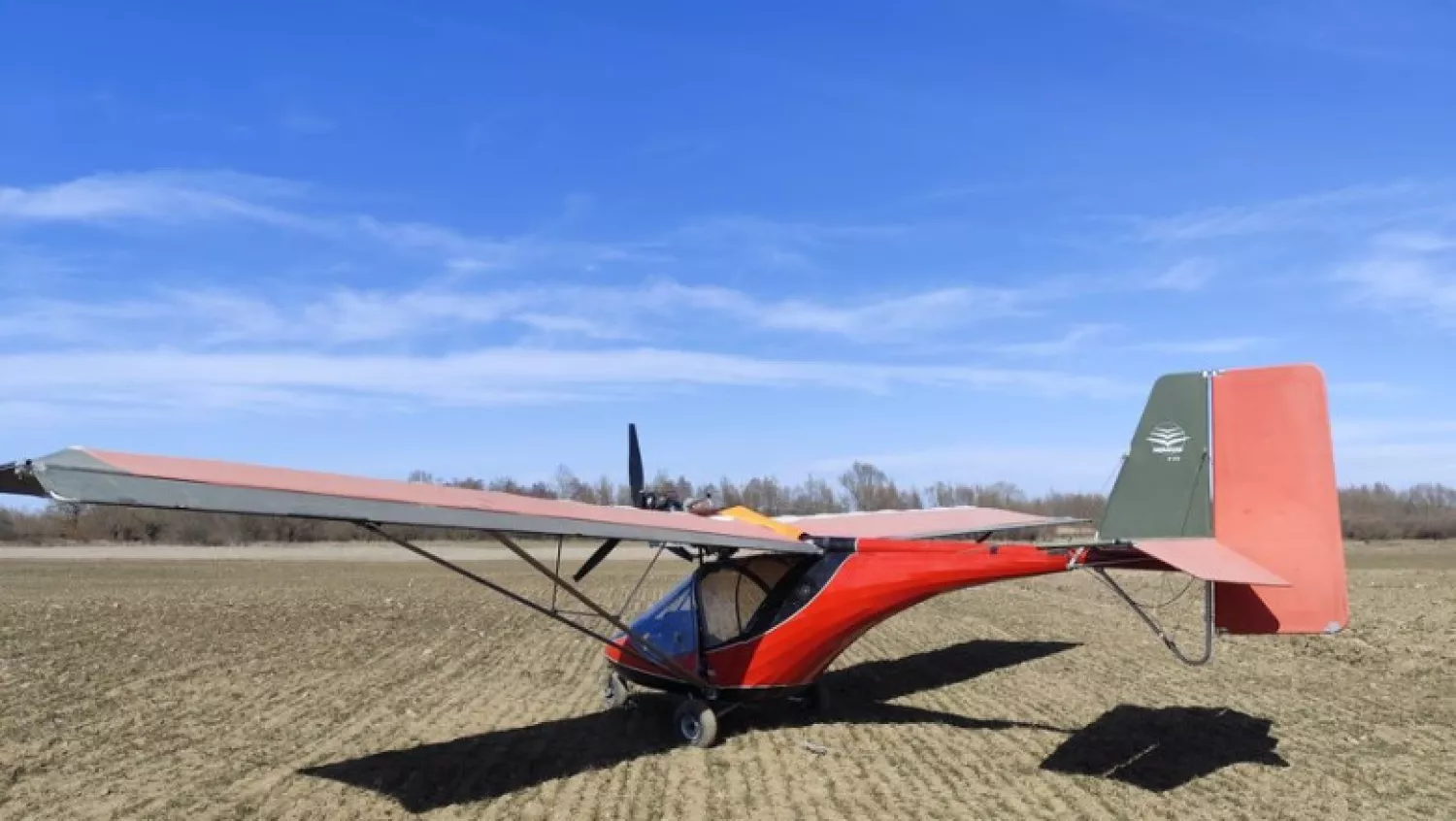 Українець втік до Румунії на невеликому літаку. Фото News.ro