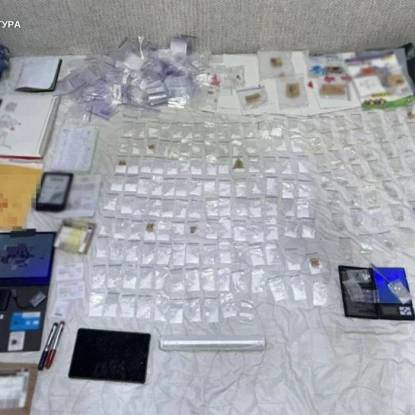 У Львові чоловік намагався відправити кокаїн у книзі про Лесю Українку. Фото: Прокуратура Львівської області