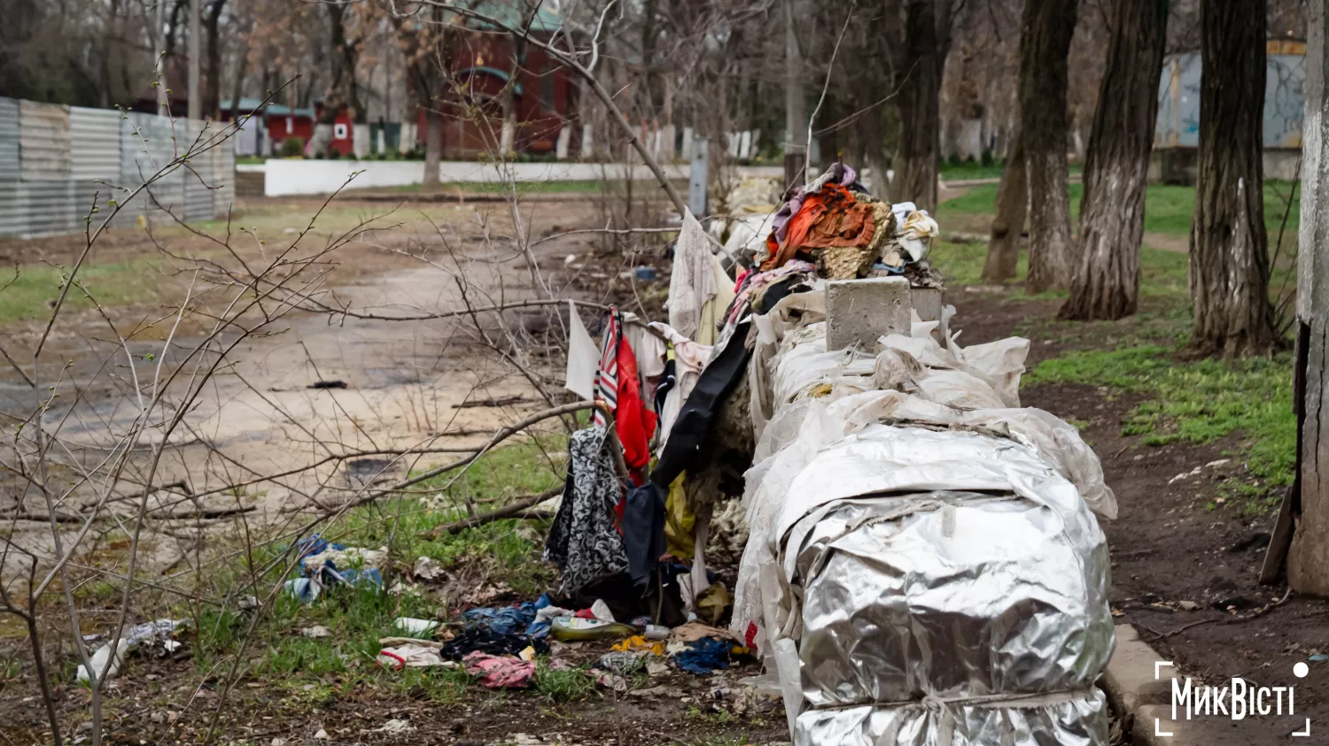 У Миколаєві біля ПК «Молодіжний» утворилося сміттєзвалище. Фото: МикВісті
