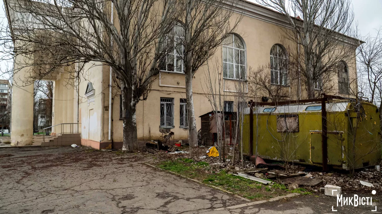 У Миколаєві біля ПК «Молодіжний» утворилося сміттєзвалище. Фото: МикВісті