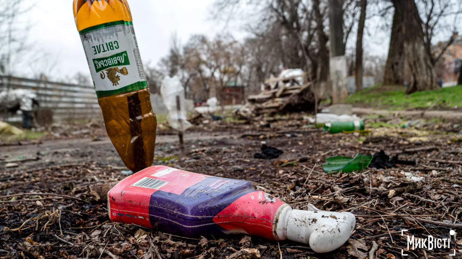 У Миколаєві біля ПК «Молодіжний» утворилося сміттєзвалище. Фото: МикВісті