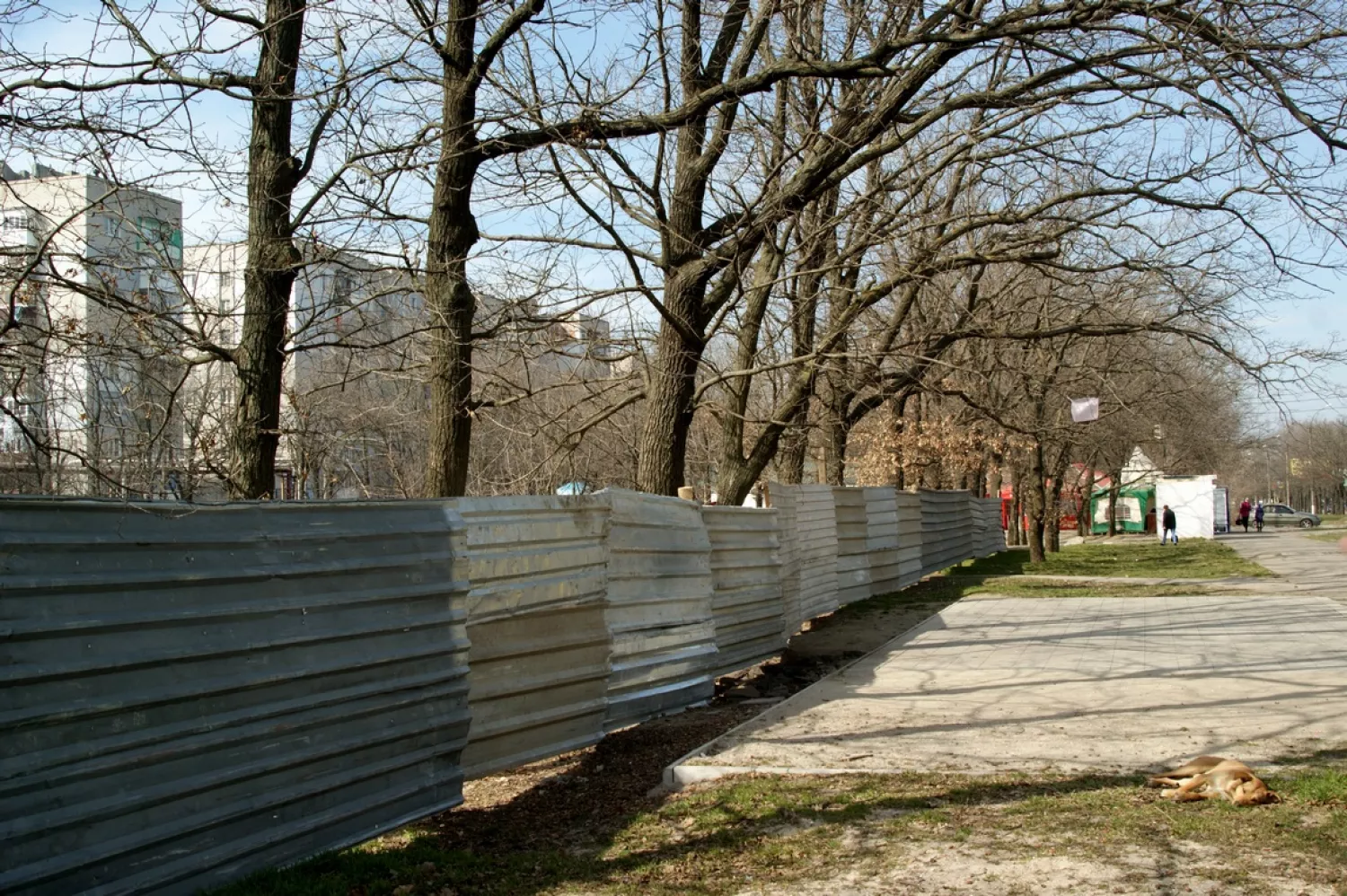 Працівники «Зорі»— «Маршпроект» обурені новобудовою. Фото: березень 2014 рік