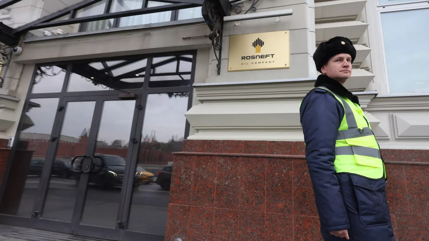 Охоронець біля штаб-квартири «Роснефти» в Москві Contributor/Getty Images
