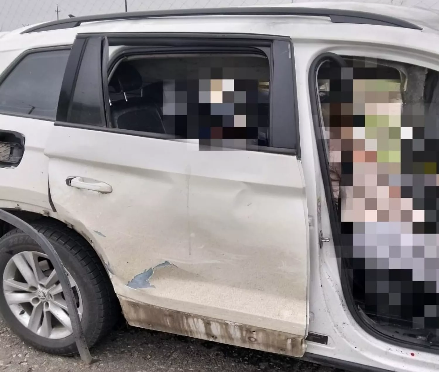 У Херсоні дрон РФ скинув вибухівку на авто. Фото: Херсонська обласна прокуратура