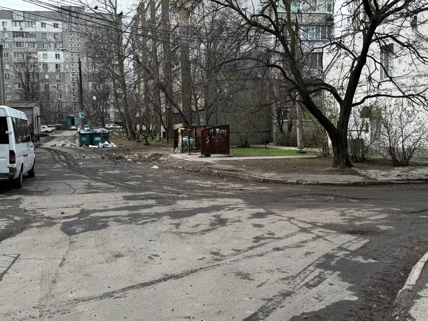 Сміттєві баки ОСББ та поряд майданчик для розміщення баків комунтрансу. Фото голови ОСББ Олега Зорьки