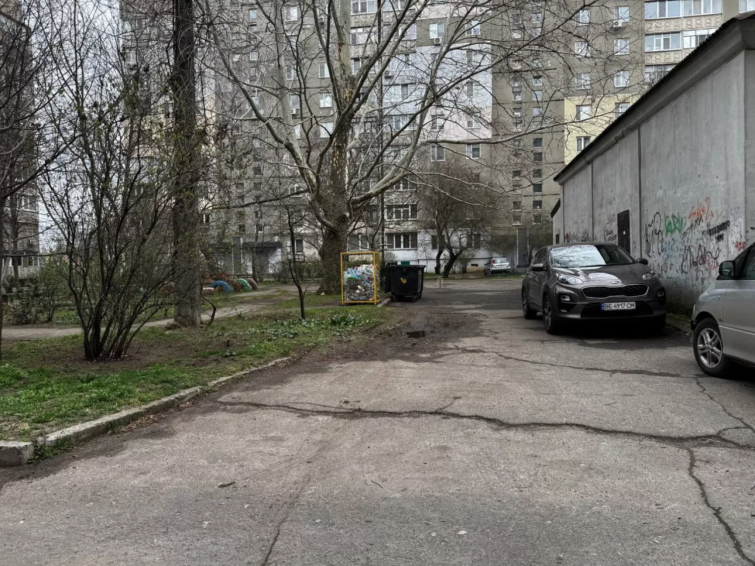 Комунтранс демонтував майданчик для розміщення баків. Фото голови ОСББ Олега Зорьки