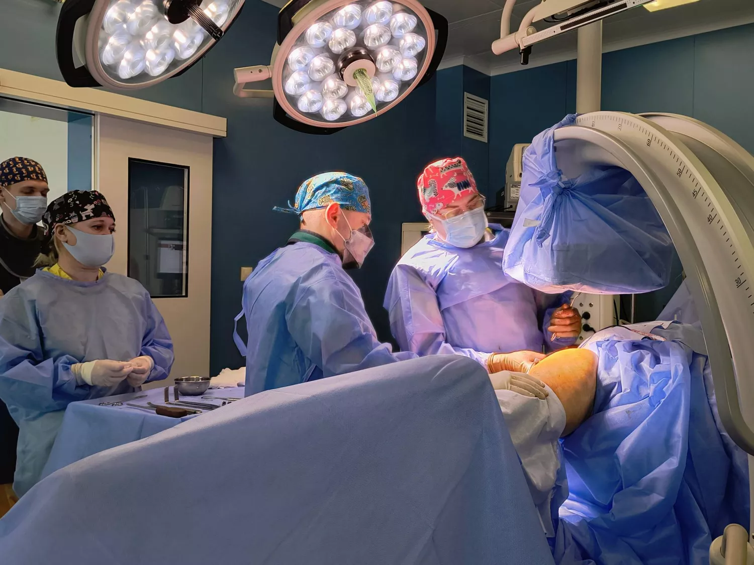 У Львові вперше в Україні підлітку зростили стегнову кістку стовбуровими клітинами. Фото: Дитяча лікарня Святого Миколая