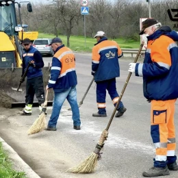 Прибирання вулиць. Фото: ЕЛУ «Автодоріг»