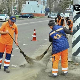 Прибирання вулиць. Фото: ЕЛУ «Автодоріг»