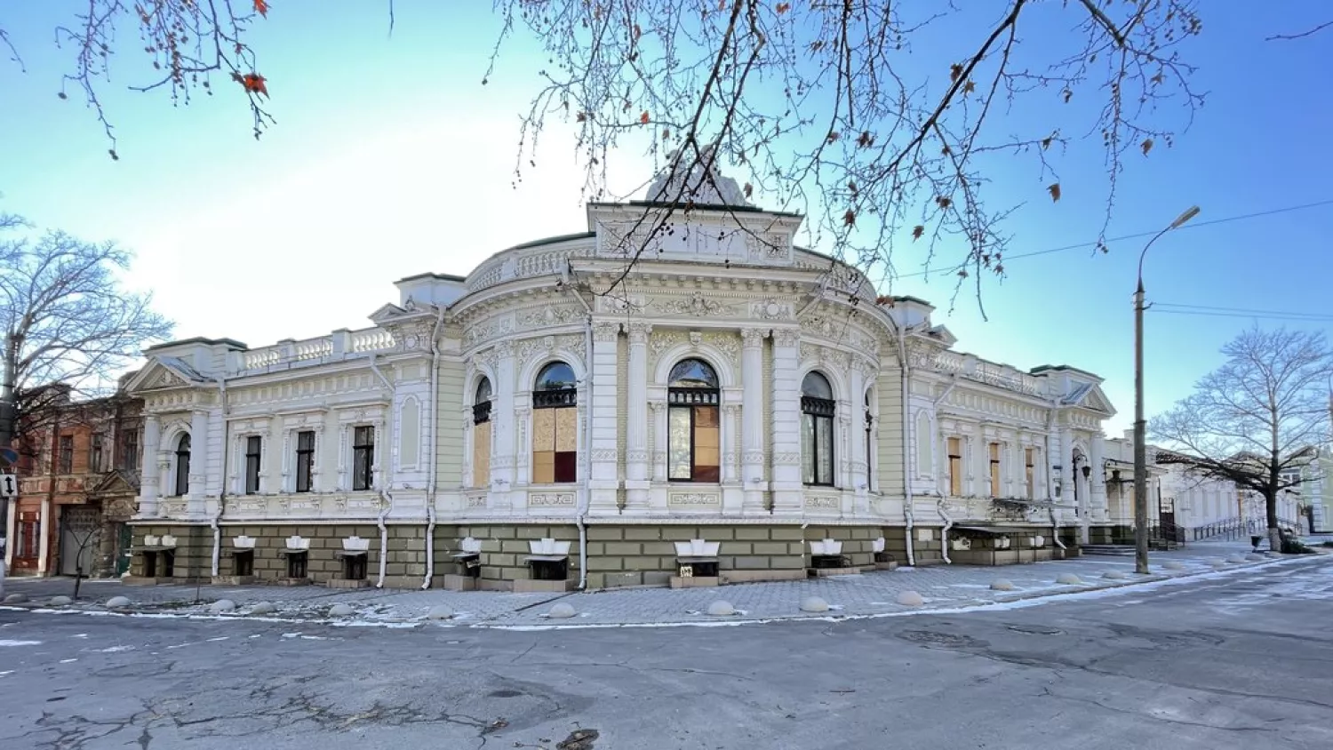 Пошкоджені обстрілами вікна у будівлі пам'ятки архітектури в Херсоні. Ілюстративне фото: Суспільне Херсон