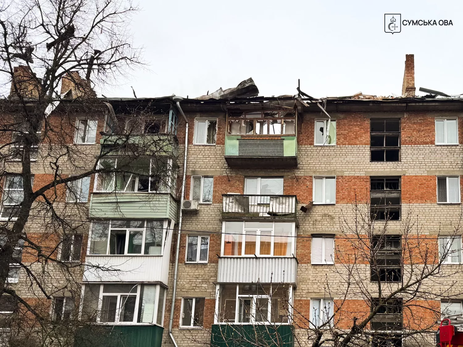 Наслідки російських атак по багатоповерхівках у Сумах, 11 квітня 2026 року. Фото: Сумська ОВА