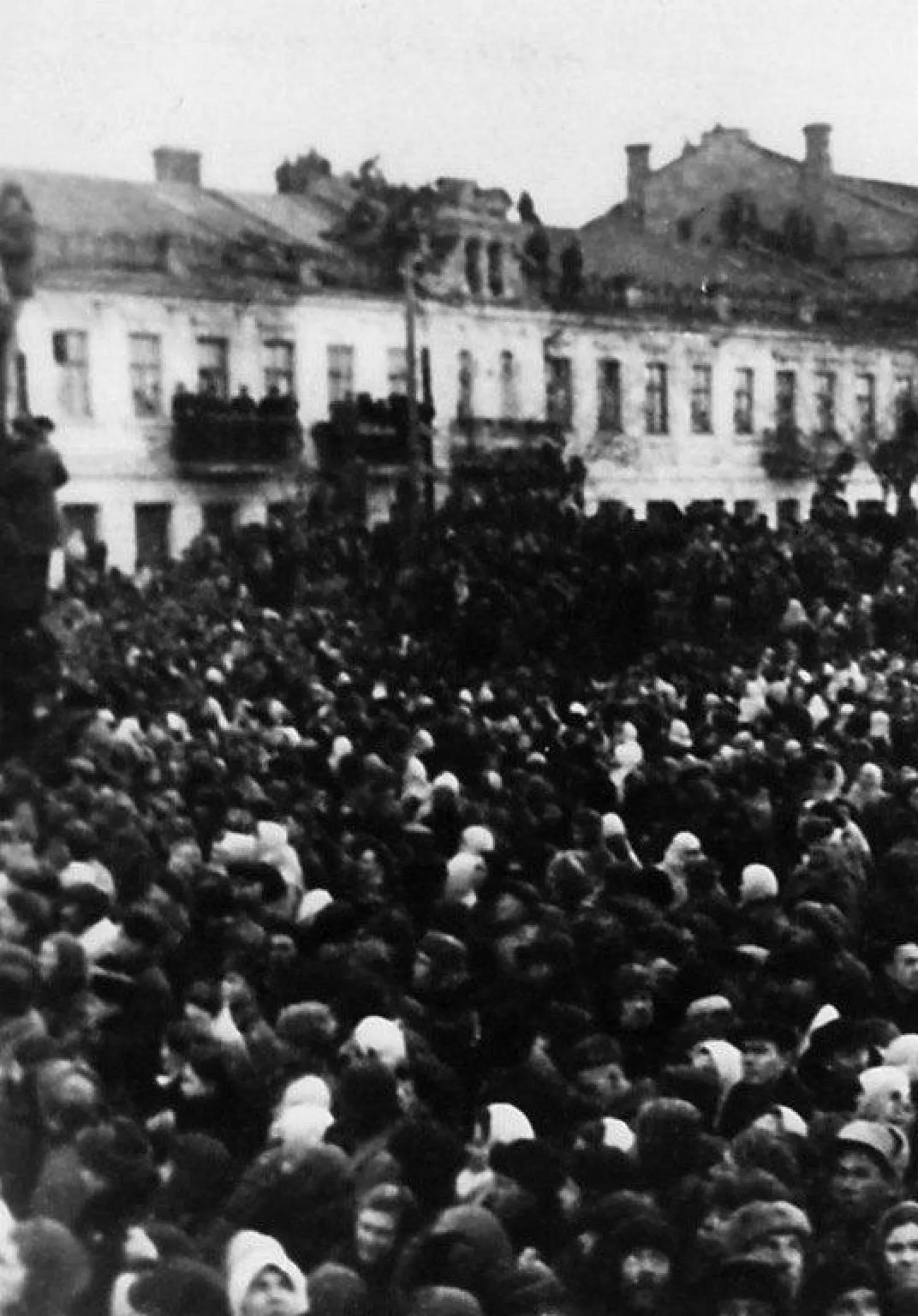 Народні збори на площі, страта військових злочинців, 1946 рік. Фото: Південна Україна крізь віки