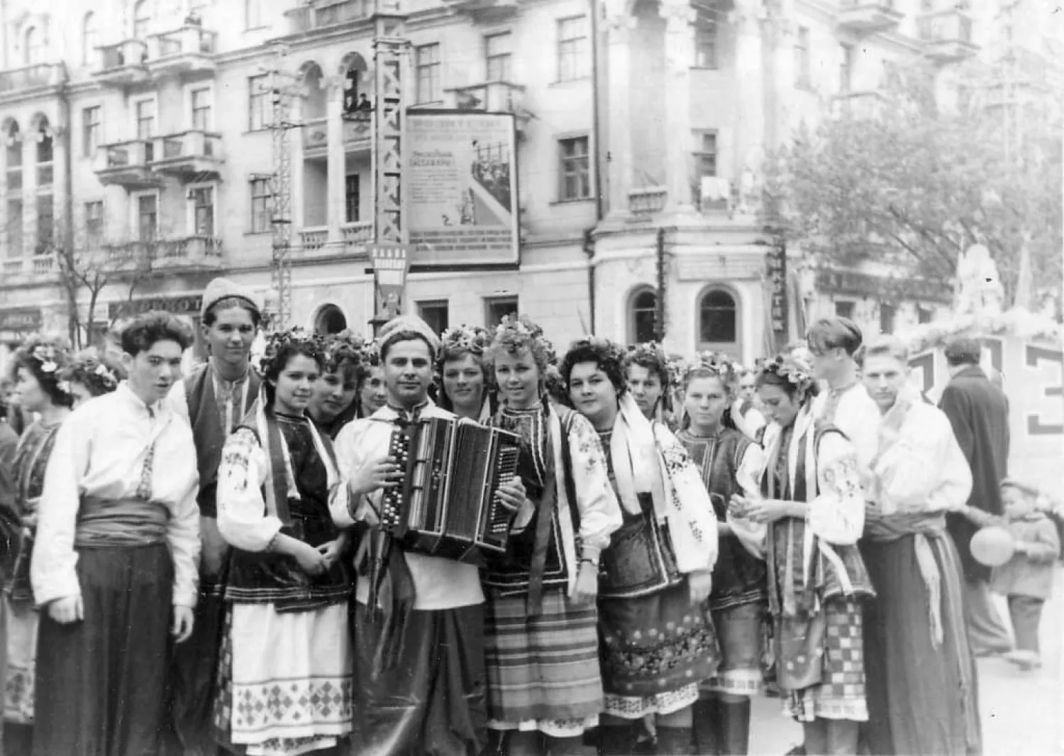 Миколаївський фестиваль молоді на вулиці Соборній (тоді — Радянської), позаду — будинок Шевченка 64а, 1957 рік. Фото: Південна Україна крізь віки
