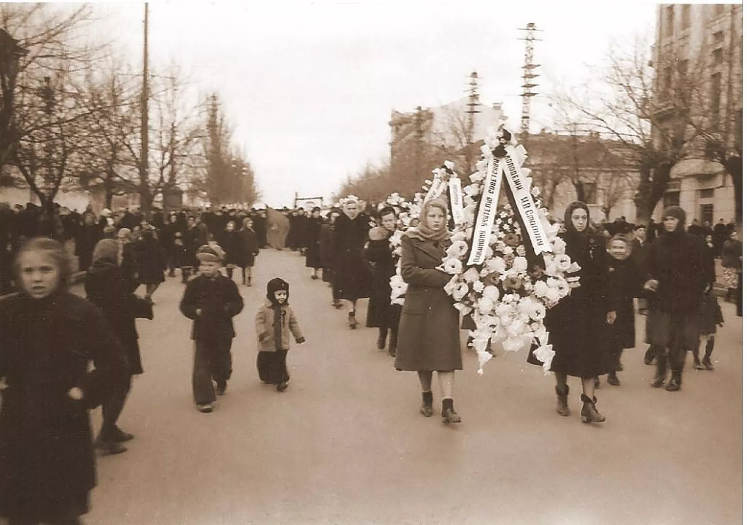 Жалобний мітинг на смерть Сталіна, процесія прямує до Театрального скверу, за спиною старої будівлі філармонії, 1953 рік. Фото: Південна Україна крізь віки