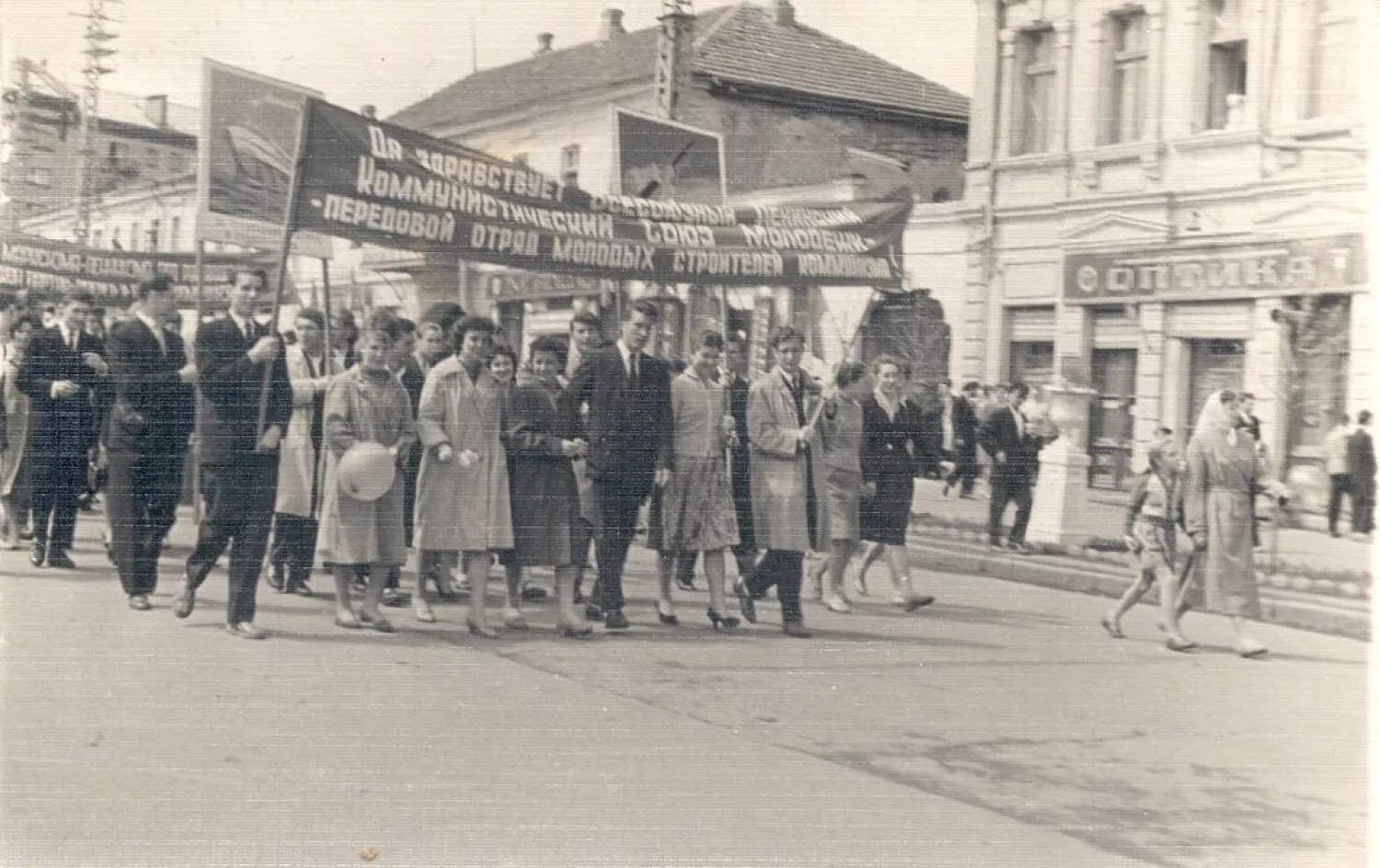 Біля готелю Центральний, 1962 рік. Фото: Південна Україна крізь віки