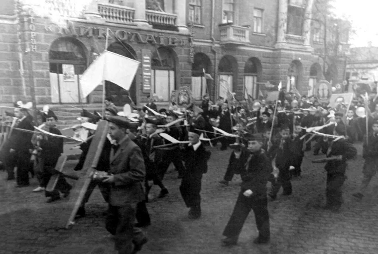 Колона юних техніків виходить з вулиці Великої Морської на вулицю Соборну. Фото: Південна Україна крізь віки